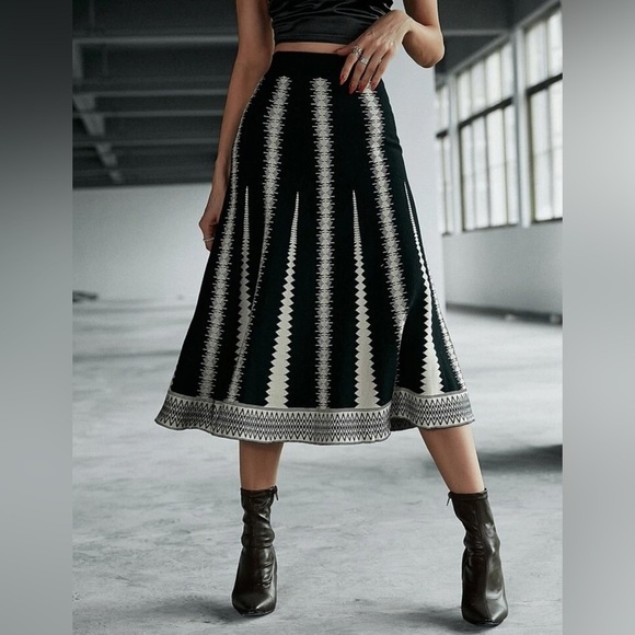 Dresses & Skirts - NEW Black and Tan Patterned Skirt